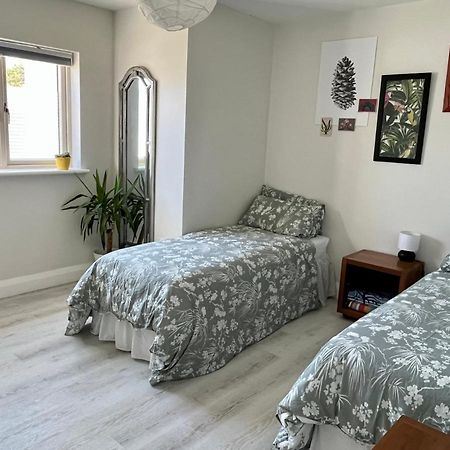 Harbour View Retreat Cro Na Mbo Apartment Midleton Bagian luar foto