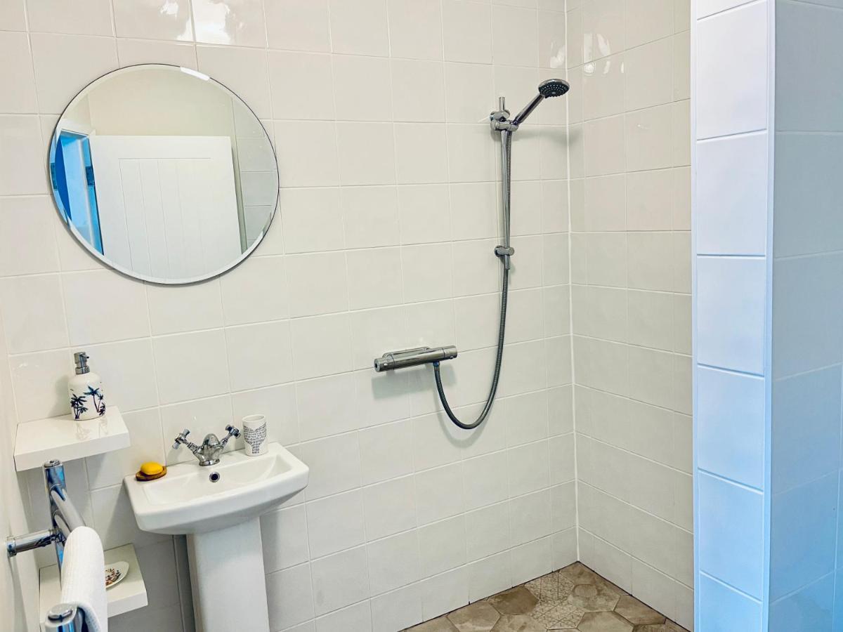 Harbour View Retreat Cro Na Mbo Apartment Midleton Bagian luar foto